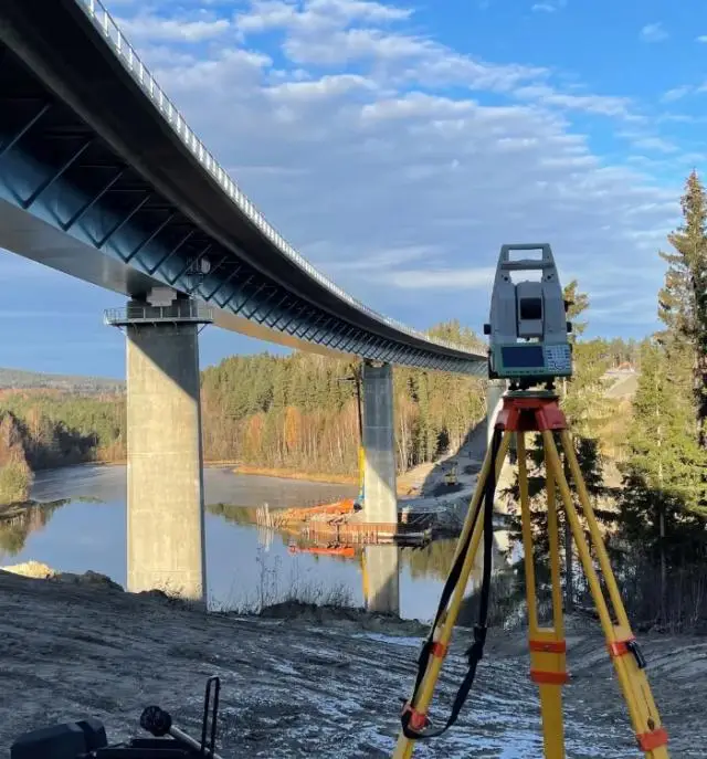 Mätning av brobyggnation, där Clinton Mätkonsult använder avancerad teknik för att säkerställa precision vid både byggnation och renovering av broar i olika material och storlekar.