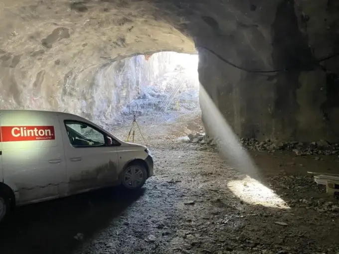 Mätning för utbyggnaden av tunnelbanan till Nacka och Söderort, som innefattar bergschakt och spårbyggnation för tunnlar, där Clinton Mätkonsult levererar mättekniska tjänster.