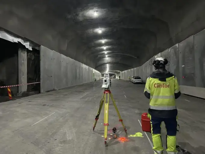 Mätningstjänster vid Förbifart Stockholm, ett av Sveriges största infrastrukturprojekt, där Clinton Mätkonsult levererar noggranna inmätningar och mättekniska lösningar för vägbyggen och tunnlar.