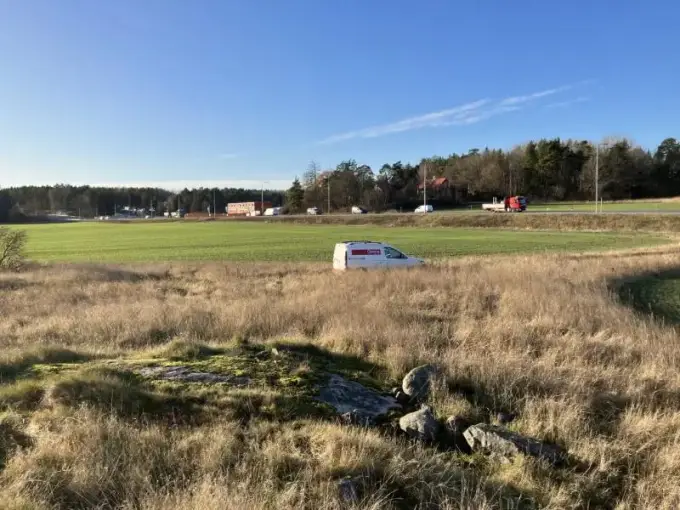 Mätningstjänster för Förbifart Stockholm-projektet E4 Edeby-Kärsön, där Clinton Mätkonsult leder det mättekniska arbetet för väg- och brobyggnation inom kollektivkörfält.