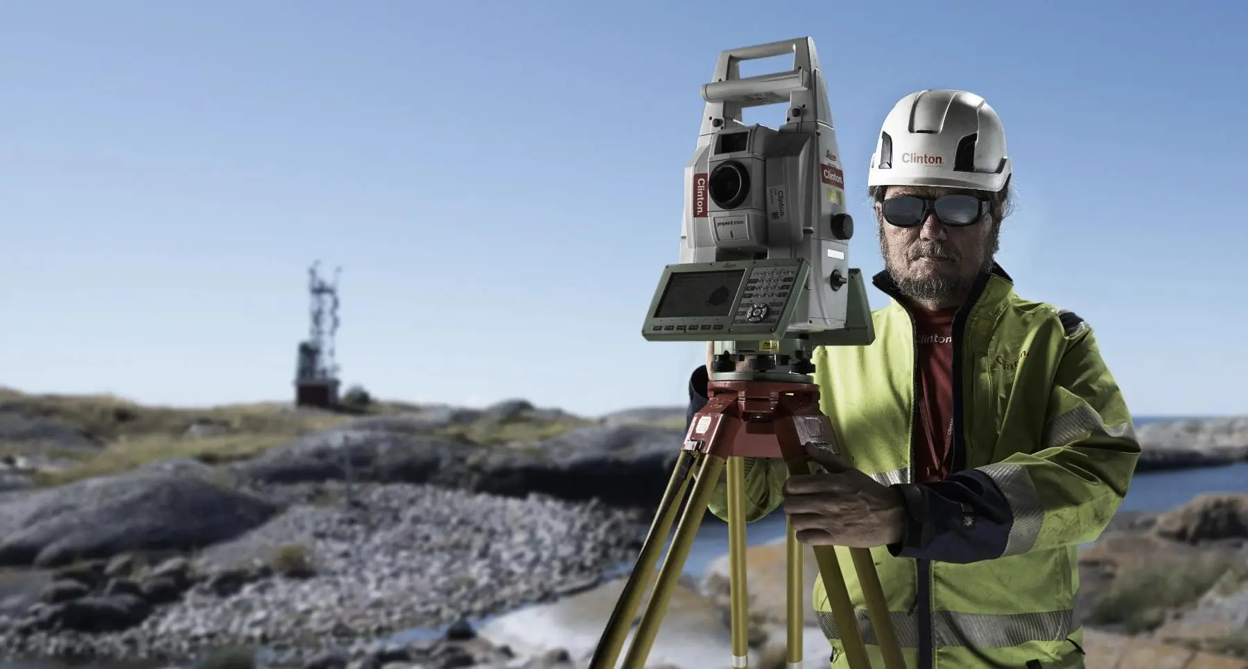 Arbetsplats vid Söderströmsbroarna i Stockholm, där Clinton Mätkonsult utför mätningar och tekniskt stöd för omfattande bro- och spårarbeten i stadens infrastrukturprojekt.