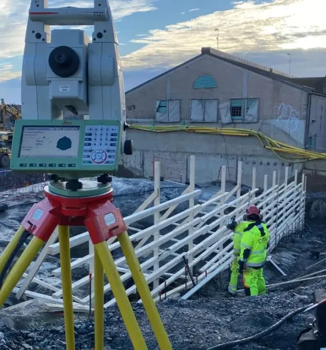 Mark- och grundläggningsarbete för ett byggprojekt, där Clinton Mätkonsult utför noggrant arbete med utsättning, schaktning och mätning av husgrunder. Tjänster inkluderar användning av avancerad teknik som HP Siteprint för exakt och effektiv utsättning av byggdetaljer på marken.