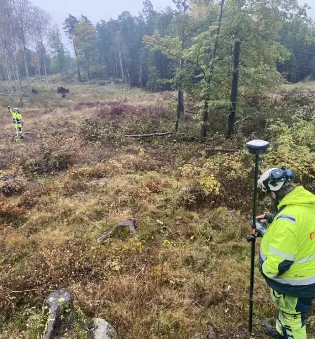 Visar inmätningstjänster som används som underlag för projektering av byggnader och infrastruktur. Clinton Mätkonsult utför noggranna mätningar av byggnader, terräng, och grundkartor som levereras som AutoCAD-filer eller BIM-modeller för effektiv planering och genomförande av projekt.