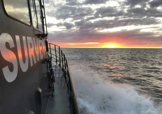 Vårt sjömätningsteam utför hydrografiska och geofysiska undersökningar för att kartlägga havsbottnar och marina miljöer. Clinton Mätkonsult tillhandahåller avancerad teknologi som undervattensfarkoster, drönare och fartyg för att skapa detaljerade sjökort och stödja marin konstruktion och muddringsoperationer.