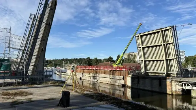 Renovering av Slussen i Södertälje, där Clinton Mätkonsult ansvarar för mätning och kontroll vid renovering av den gamla slussanläggningen och klaffbron.
