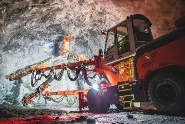 Mätning och tekniska tjänster för utbyggnaden av tunnelbanan mellan Arenastaden och Södra Hagalund, som omfattar bergtunnlar och brokonstruktioner.