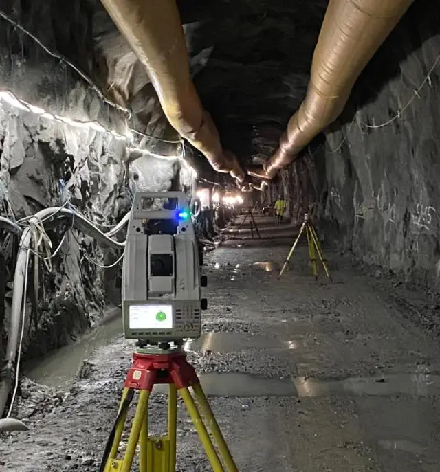 Etablering av geodetiska stomnät för ett stort byggprojekt, där Clinton Mätkonsult använder både terrestriska och satellitbaserade metoder för att säkerställa exakt och pålitlig positionering och mätning i olika typer av konstruktioner, såsom väg-, bro- och tunnelbyggnationer.