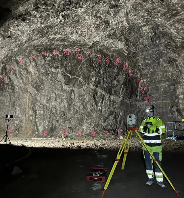 Visar mätningstjänster för tunnelproduktion, där Clinton Mätkonsult använder avancerad teknik för att genomföra inmätningar och utsättning vid tunneldrift och byggnation av bergrum, cisterner och tunnlar. Tjänsterna inkluderar laserskanning och totalstation för exakt precision och kvalitetskontroll.
