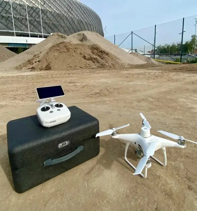 Visar användning av drönare (UAS - Unmanned Aircraft System) för kostnadseffektiva inmätningar från luften. Clinton Mätkonsult använder fotogrammetri för att skapa punktmoln, Revit-modeller och CAD-underlag från insamlad data, vilket effektiviserar projektering och volymberäkningar.