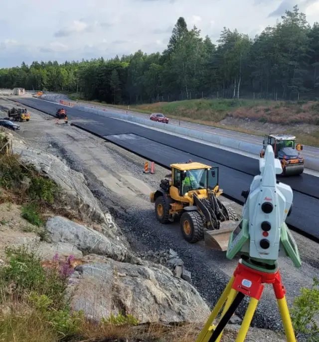 vägbyggnation i ett stort infrastrukturprojekt, där Clinton Mätkonsult utför mätningstjänster för anläggning och projektering av vägar, broar och tunnlar med hög precision för att säkerställa hållbar och säker vägstruktur.